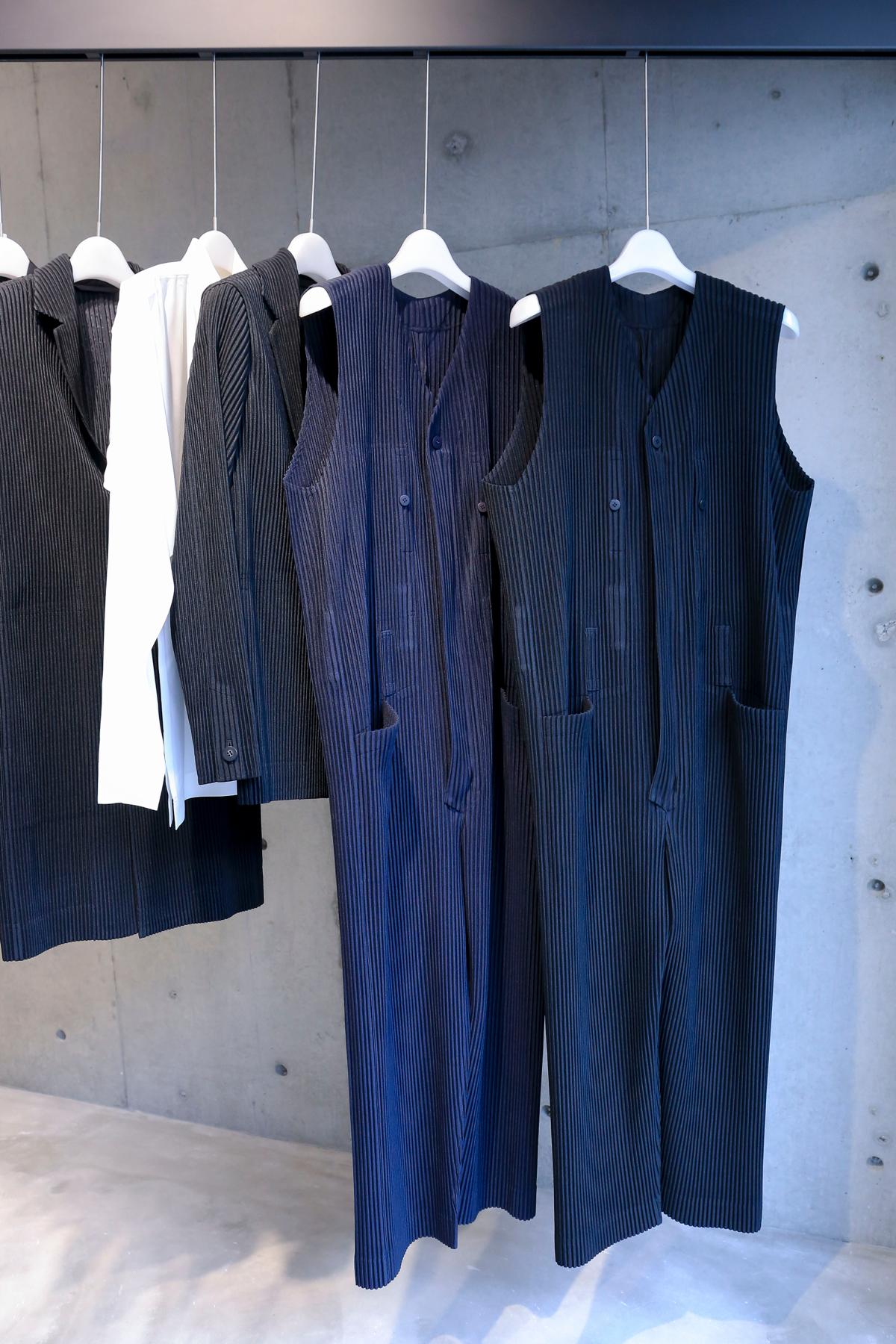 「MIYAKE ISSEY展: 三宅一生の仕事」でプリーツ加工の作業時にユニフォームとして着られているジャンプスーツ。限定20着で用意。