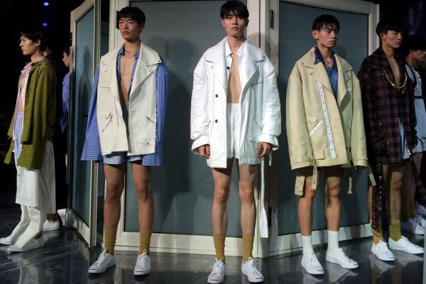 中国で注目の若手デザイナーを紹介 「Junwei Lin（ジュンウェイ リン）」。2017年春夏コレクションのテーマは「ぼろぼろのロマン」