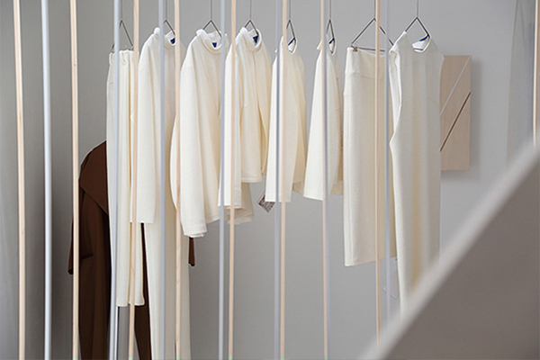 コンテンポラリーなドレスと作家の手を活かしたジュエリー を提案するファッションレーベル「Jens（イェンス）」