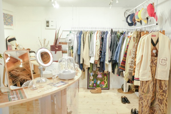 東京・世田谷の古着屋「tahlia store（タリアストア）」白い提灯が目印、大人の直感的で自由なファッションスタイルを提案